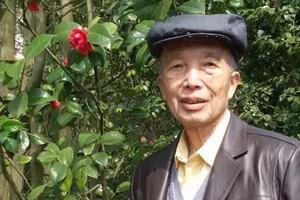 長篇小說獎(jiǎng)：獲獎(jiǎng)作品《破荒》作者：袁仁琮（侗族）         創(chuàng)作感言　　如何看待歷史，如何看待現(xiàn)實(shí)，是沒有現(xiàn)成答案的。需要站在一定高度，以人民的利益、國家和民族利益為出發(fā)點(diǎn)和歸宿，冷靜地思考，辨別是與非、高與低，作出判斷。我寫三卷本長篇小說《破荒》遇到的最大障礙，就是要從紛繁復(fù)雜的歷史和現(xiàn)實(shí)生活中找出一條路來。