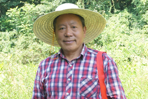 長篇小說獎(jiǎng)：獲獎(jiǎng)作品《白虎寨》作者：李傳鋒（土家族）         創(chuàng)作感言　　我采用現(xiàn)實(shí)主義手法，多角度聚焦貧困山村，近距離體察鮮活農(nóng)事，思考社會(huì)變革。我盡量使作品有著豐富的“三農(nóng)”信息，讓作品跳動(dòng)著強(qiáng)勁的時(shí)代脈搏。我沒有過多地關(guān)注寫作的技術(shù)，而是將心血灌注于鮮活的物事。就像唱山歌一樣，激情一來，就高興地吼幾嗓子。《白虎寨》就是我為中國扶貧事業(yè)獻(xiàn)唱的一首山歌。