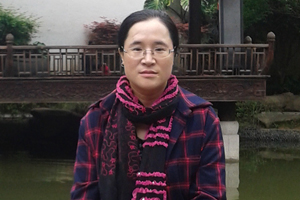 中短篇小說獎(jiǎng)：獲獎(jiǎng)作品《長河》作者：馬金蓮（回族）         創(chuàng)作感言　　從18歲開始寫作，在不耽誤婚姻和家庭生活的同時(shí)，我固執(zhí)地將文學(xué)這個(gè)業(yè)余愛好堅(jiān)持了16年。16年，紅顏少女的鬢邊皺紋暗暗生了一圈又一圈。只有時(shí)間在遠(yuǎn)處一直靜靜微笑，它像一位大智的賢者，始終在無聲地注視。這個(gè)過程里，它悄悄將許多的恩賜獎(jiǎng)賞給了埋頭趕路的我，比如這沉甸甸的“駿馬獎(jiǎng)”。