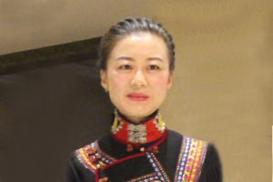 詩歌獎(jiǎng)：獲獎(jiǎng)作品《好時(shí)光》作者：魯娟（彝族）         創(chuàng)作感言　　從故鄉(xiāng)的起點(diǎn)出發(fā)，怎樣去尋找一種最適合表達(dá)自己的方式，這是我一直要摸索探尋的路?？娝古裾业搅宋?，詩歌這雙看不見的翅膀，帶領(lǐng)我從平凡、瑣碎、黯淡的日常生活中提升，擦亮被灰塵蒙敝已久、無處不在的詩意，教會(huì)我從黯淡的生活中提煉出一束束閃閃發(fā)光的金薔薇。