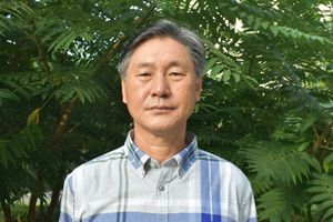 散文獎(jiǎng)：獲獎(jiǎng)作品《話說歷史的江——圖們江》作者：金寬雄（朝鮮族）         創(chuàng)作感言　　從語言分布的角度上看，中國的朝鮮語和其他少數(shù)民族語言與納瓦霍語的狀況相類似，使用的人群小。然而，少數(shù)民族的語言和文字，和漢語言文字一樣，是中國語言文化中不可或缺的因素，她們有奇芳異彩，正是這些異彩紛呈的花朵裝點(diǎn)著整個(gè)中華民族語言文化的大花園。