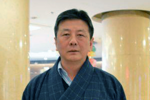 翻譯獎(jiǎng)：藏文譯漢文作者：久美多杰（藏族）         創(chuàng)作感言　　民族文學(xué)的翻譯是民族間的文化交流，它起著溝通各族人民思想感情的橋梁與紐帶作用，對(duì)于促進(jìn)各民族之間互相理解、相互尊重，增進(jìn)團(tuán)結(jié)友誼、構(gòu)建和諧社會(huì)具有重要的意義。感謝中國作家協(xié)會(huì)，獎(jiǎng)勵(lì)了我一匹駿馬，鼓勵(lì)我繼續(xù)做好文學(xué)翻譯工作。我會(huì)珍惜這份榮譽(yù)。