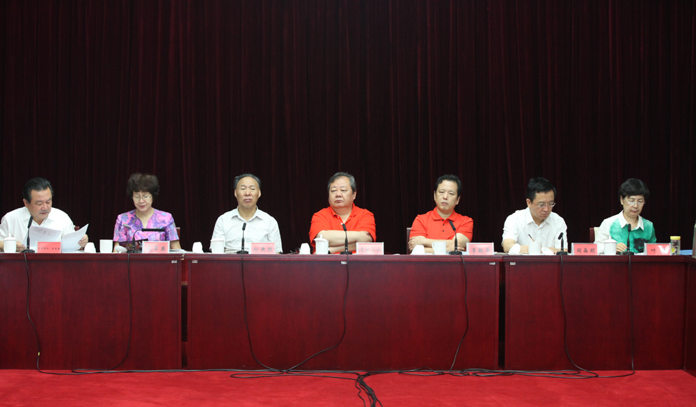 8月2日，第十一屆全國少數(shù)民族文學(xué)創(chuàng)作“駿馬獎(jiǎng)”終評(píng)會(huì)議在北京舉行，圖為終評(píng)評(píng)委。