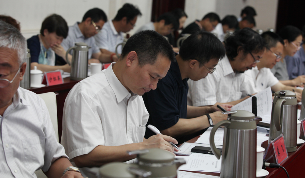8月2日，第十一屆全國少數(shù)民族文學(xué)創(chuàng)作“駿馬獎(jiǎng)”終評(píng)會(huì)評(píng)委畫票