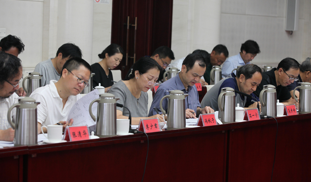 8月2日，第十一屆全國少數(shù)民族文學(xué)創(chuàng)作“駿馬獎(jiǎng)”終評(píng)會(huì)評(píng)委畫票