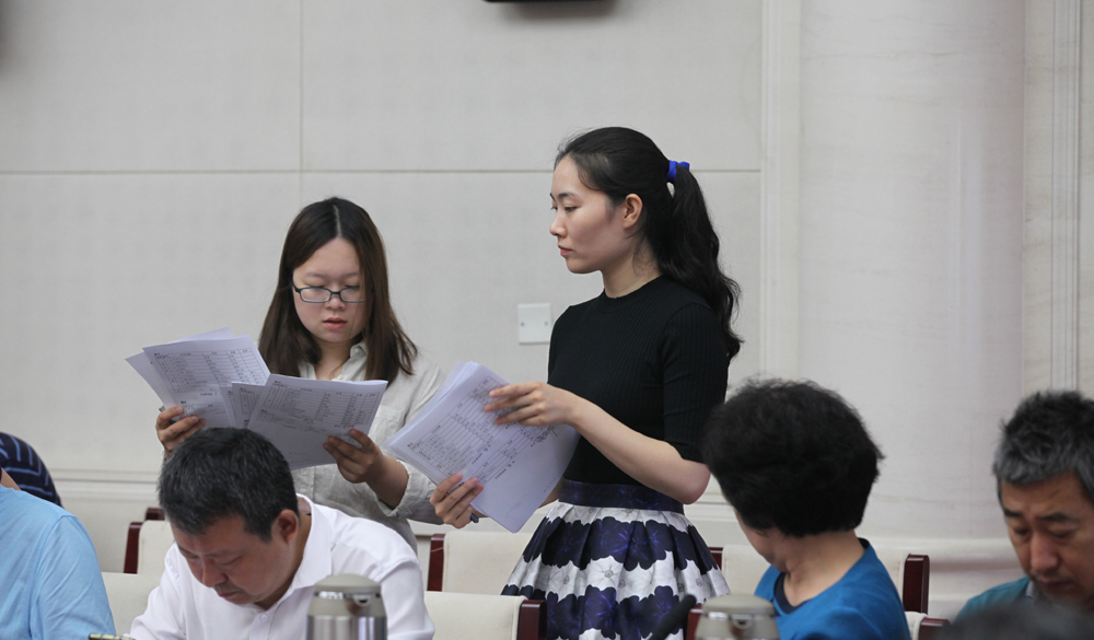 8月2日，第十一屆全國少數(shù)民族文學(xué)創(chuàng)作“駿馬獎(jiǎng)”終評(píng)會(huì)工作人員收回評(píng)委投票