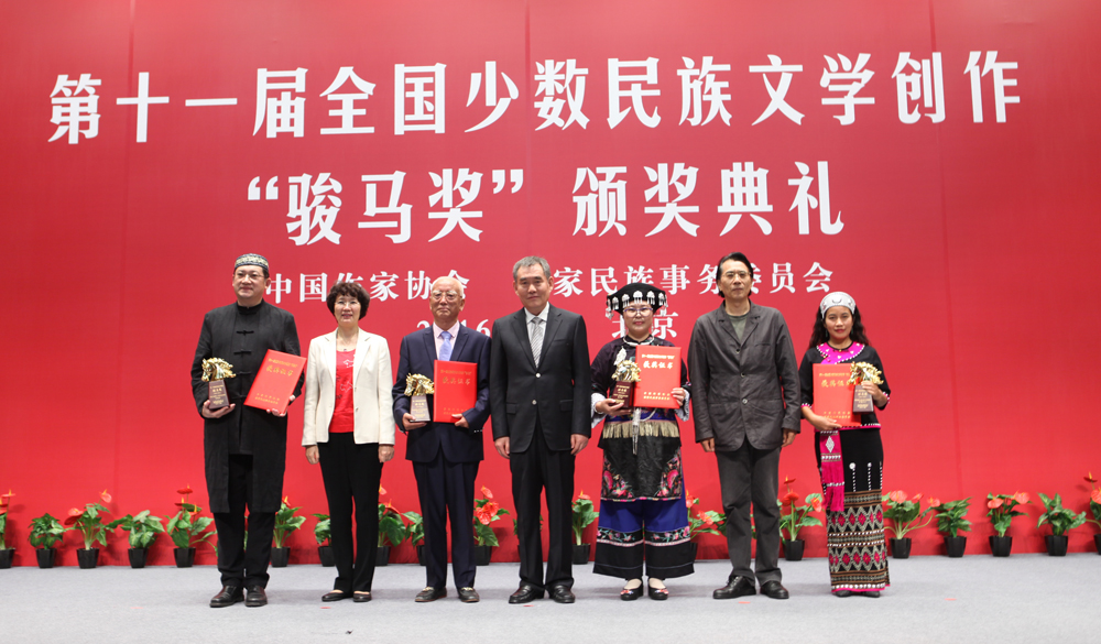 錢小芊、何建明、武翠英為報(bào)告文學(xué)獎(jiǎng)獲獎(jiǎng)?wù)哳C獎(jiǎng)