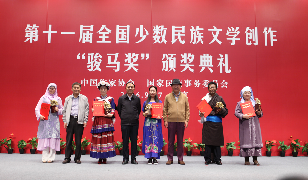 李昌平、丹增、葉辛為中短篇小說獎(jiǎng)獲獎(jiǎng)?wù)哳C獎(jiǎng)