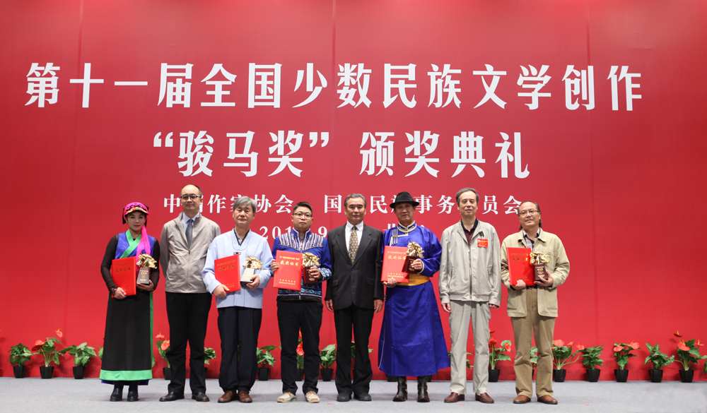李冰、廖奔、吳義勤為散文獎(jiǎng)獲獎(jiǎng)?wù)哳C獎(jiǎng)