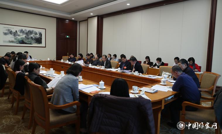 11月30日下午，上海代表團分組學習討論。