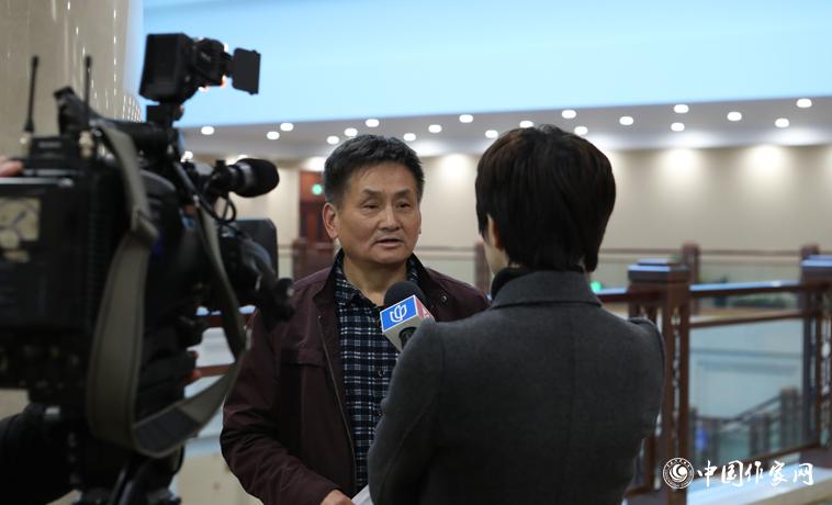 11月30日下午，葉辛接受媒體采訪