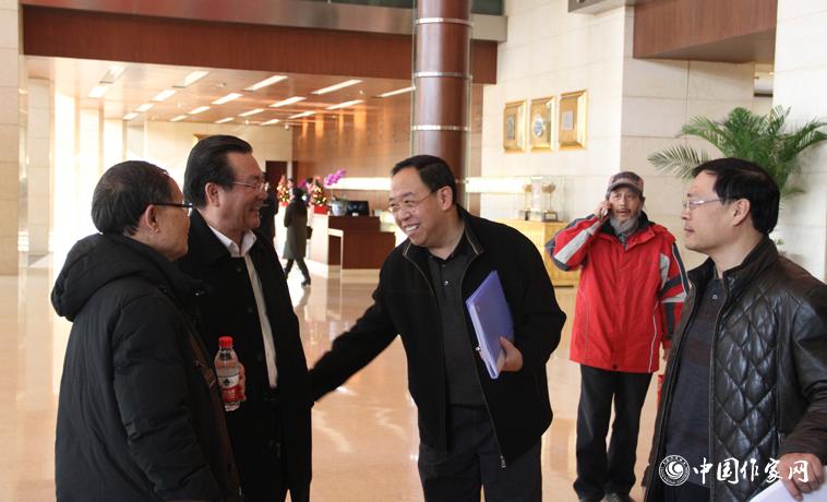 11月28日，中國作協(xié)第九次全國代表大會與會代表在報到時交談。