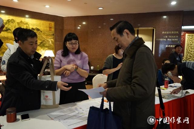 11月28日，中國作協(xié)第九次全國代表大會與會代表報到。