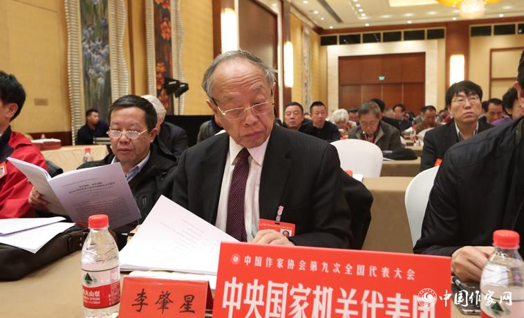 12月1日，中國作協(xié)第九次全國代表大會第二次全體會議召開，代表李肇星聽取報告。