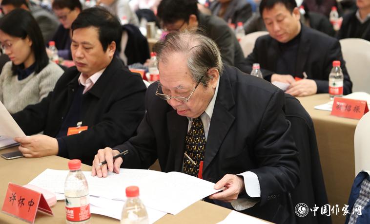 12月1日，中國作家協(xié)會第九次全國代表大會第二次全體會議召開，代表許懷中聽取報告。