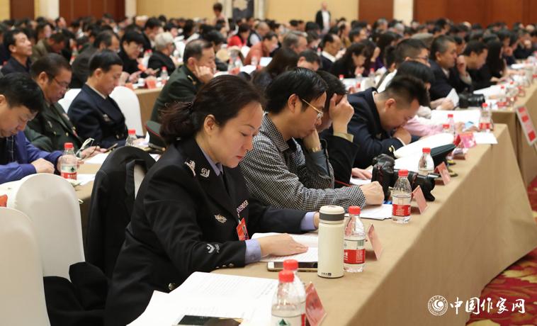 12月1日，中國作家協(xié)會第九次全國代表大會第二次全體會議召開，與會代表聽取報告。