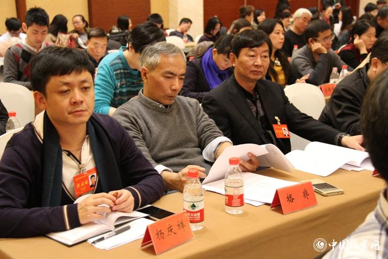 12月1日，第二次全體會召開，與會代表聽取報告。
