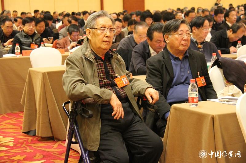 12月1日，第二次全體會上，代表們認真聽工作報告