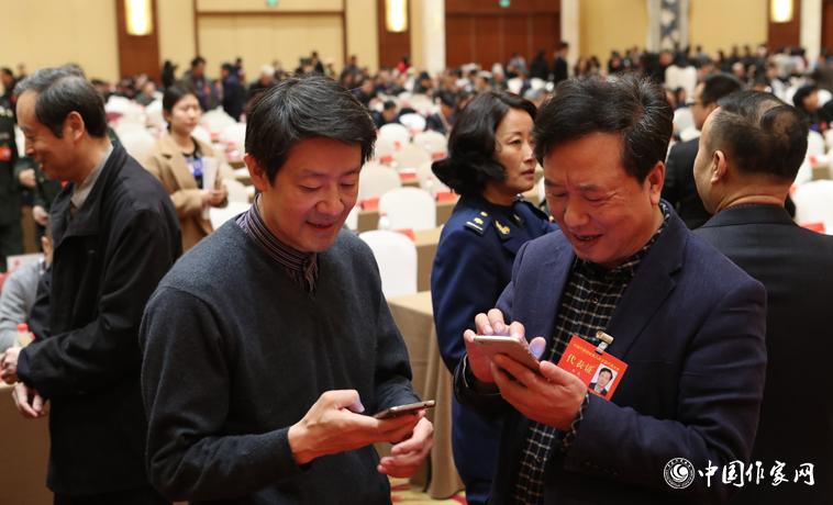 12月1日，第二次全體會議開始前，與會代表陳眾議與代表交談。