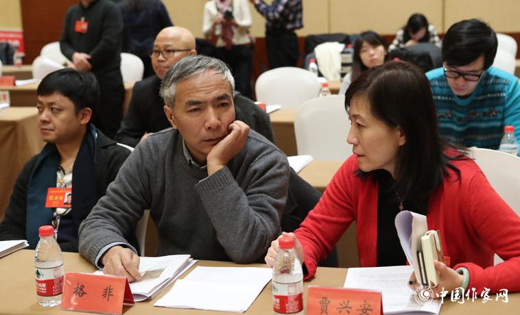 12月1日，第二次全體會議開始前，與會代表交談。
