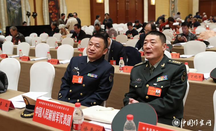 12月1日，第二次全體會議開始前，與會代表徐貴祥、李亞交談。