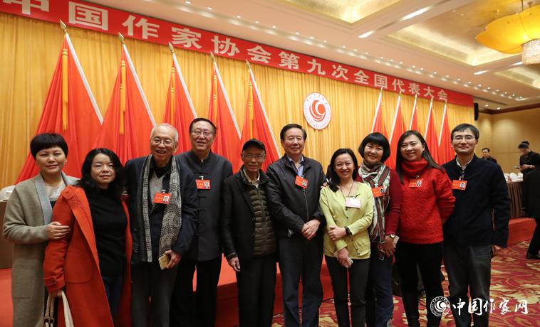 12月1日，第二次全體會議開始前，部分代表合影。