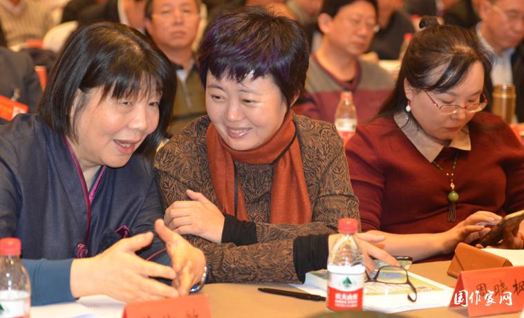 12月1日，作家畢淑敏和周曉楓在會前交談