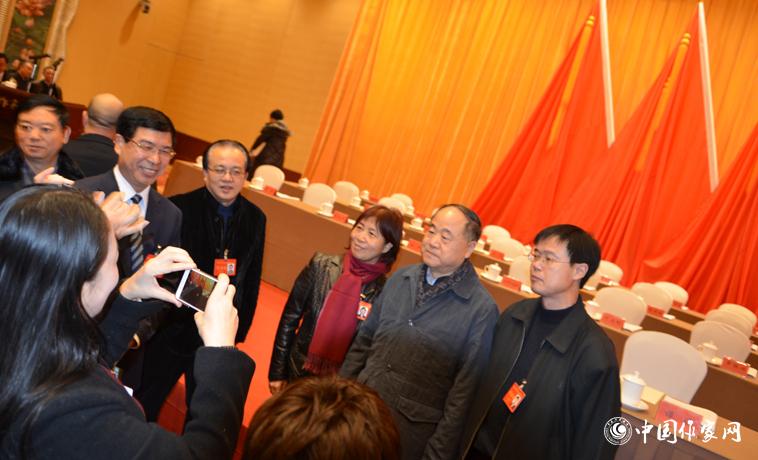 12月1日，莫言被粉絲代表們簇擁