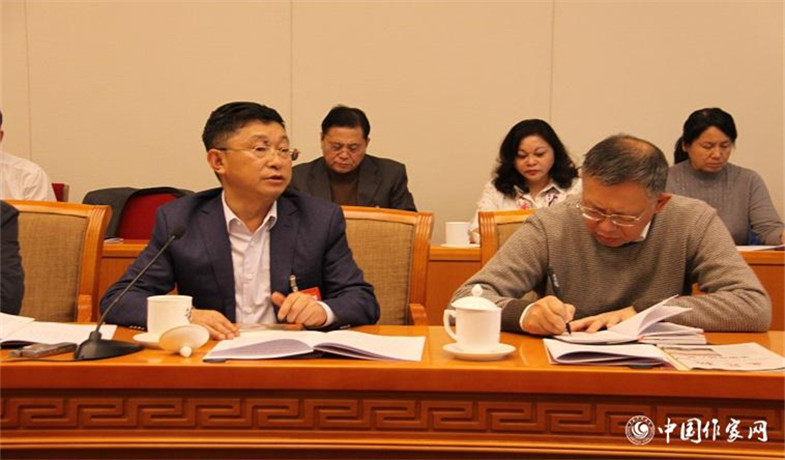 11月30日，黑龍江、四川代表團分組學習討論，代表阿來發(fā)言。