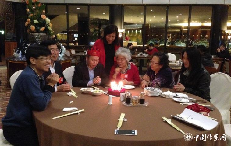 12月1日，代表與工作人員為山東作家譚好哲慶祝生日。