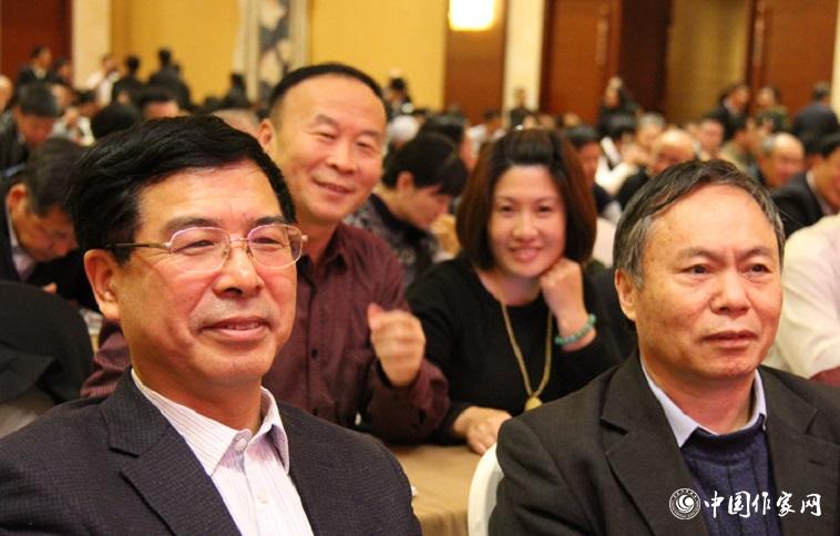 楊學峰、譚好哲等山東作家充滿期待地等待聆聽報告。