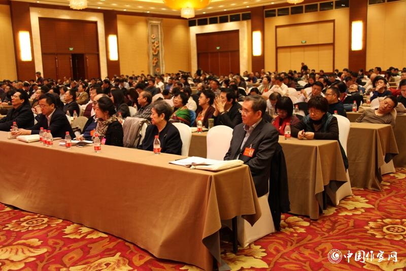 12月2日下午，代表們聽外交部副部長劉振民作報告。