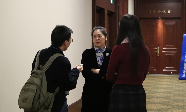 12月1日，黑龍江、四川代表團分組學習討論，遲子建代表接受媒體采訪。