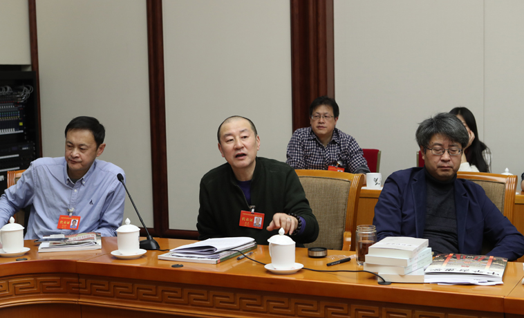 12月1日，黑龍江、四川團分組學習討論，蔣藍發(fā)言。