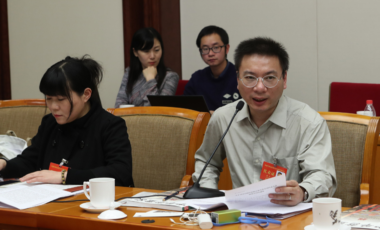 12月1日，上海代表團分組學習討論，路內(nèi)發(fā)言。