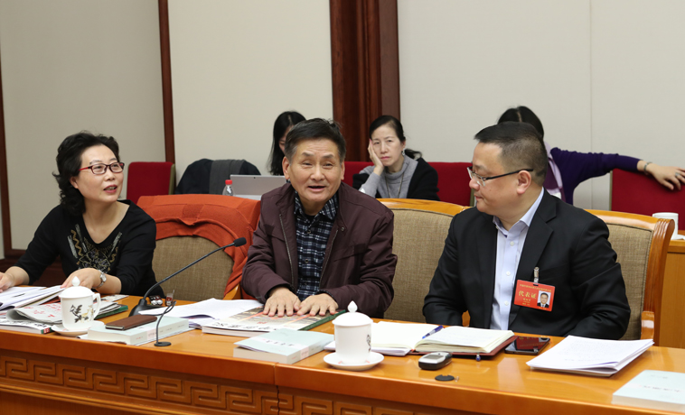 12月1日，上海代表團分組學習討論，葉辛發(fā)言。
