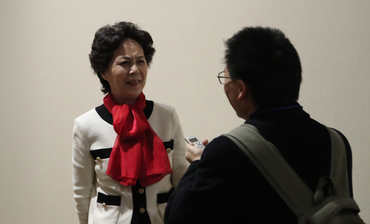 12月1日，代表范小青接受媒體記者采訪。