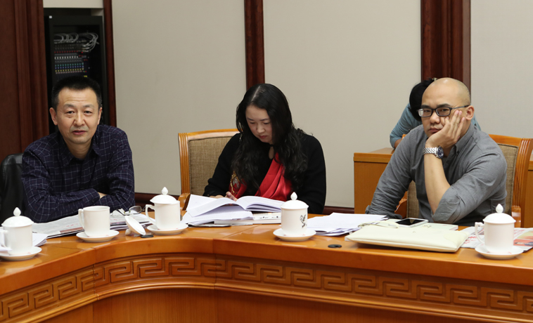 12月1日，江蘇代表團分組學習討論，汪政發(fā)言。