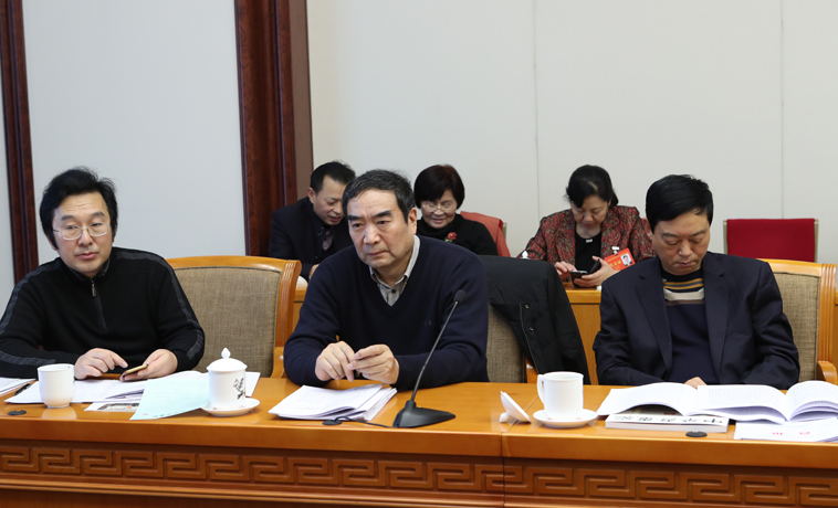 12月1日，河南、湖北團分組學習討論。