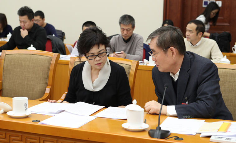 12月1日，中國作協(xié)代表團分組學習討論，鐵凝、錢小芊交流。