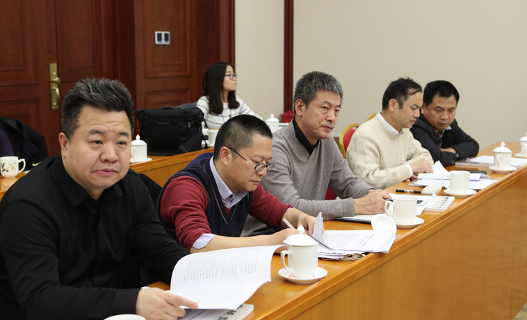 12月1日，中國作協(xié)代表團分組學習討論。