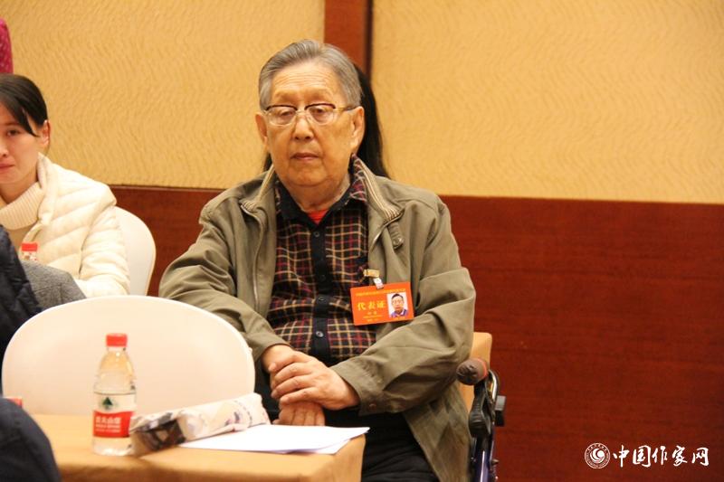 在中國作家協(xié)會第九次全國代表大會第三次全體會議上，代表柳萌認真聆聽。