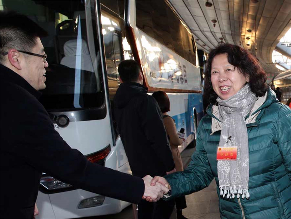 3月2日，出席十二屆全國人大五次會(huì)議的黑龍江代表團(tuán)乘坐火車抵達(dá)北京站。