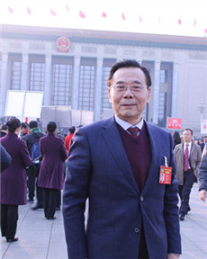 參加全國政協(xié)開幕會(huì)的委員包明德