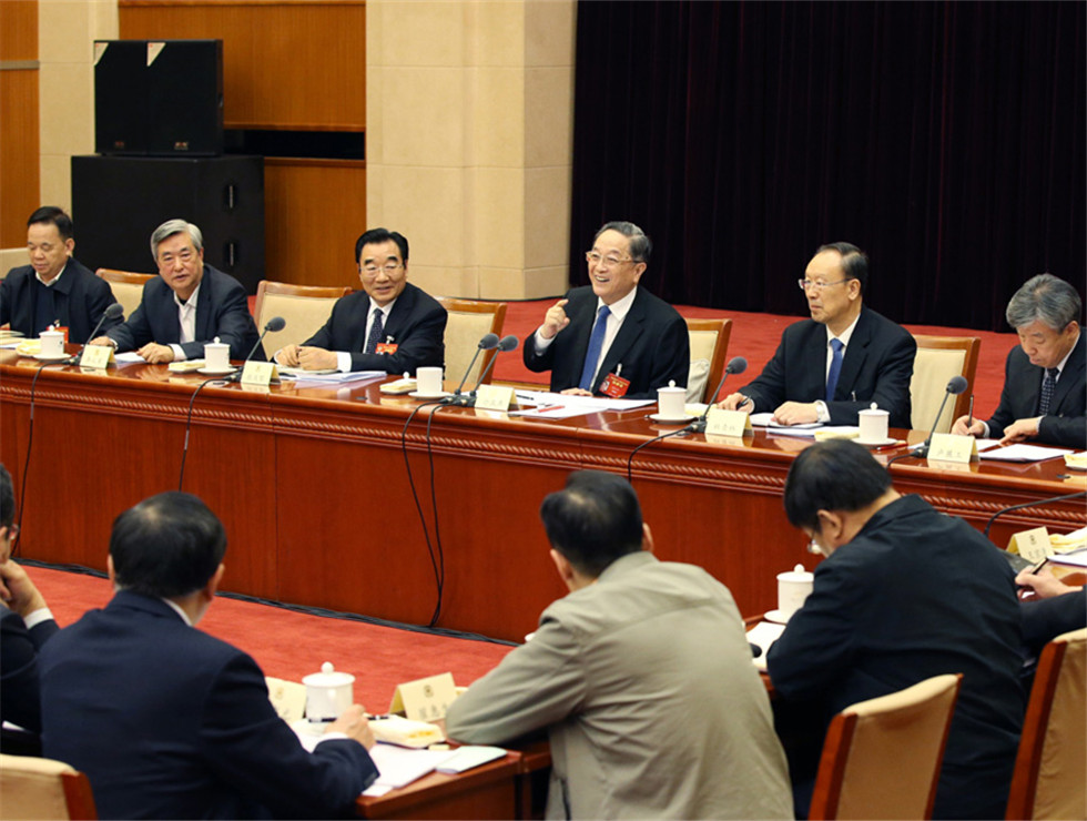 俞正聲看望社會(huì)科學(xué)、新聞出版界委員并參加討論