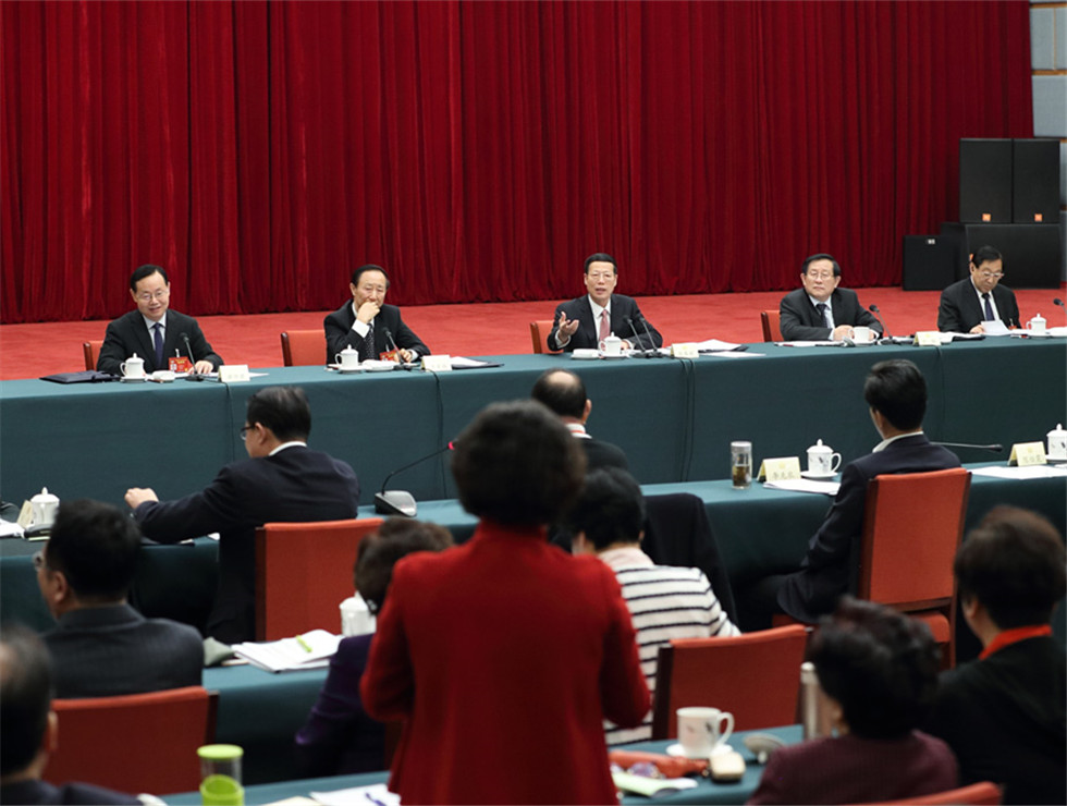 張高麗看望致公、僑聯(lián)、對(duì)外友好界委員并參加討論