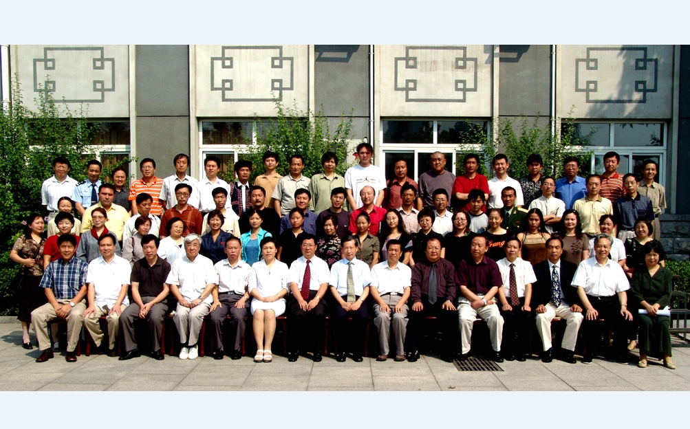 魯迅文學(xué)院第四屆高研班學(xué)員名單　王曉霞　戴雁軍　姬淑喆　陳鐵軍　王延輝　白金聲　空特勒　張　華　周建新　于曉威　包鐵軍　高　晶　崔紅一　李成飛　陳雪鴻　趙艷平　胡冬林　魏光焰　唐　櫻　劉曉平　向啟軍　譚麗娟　韋俊?！∈Y月英　張永祥　哥　布　趙振王　李　騫　何發(fā)昌　祁開虹　何炬學(xué)　旦巴亞爾杰　　　白瑪娜珍　烏力吉巴圖　　　楊洲穎 次仁羅布　趙劍平　羅　勇　沙　戈　阿拉旦·淖爾　才旺瑙乳　　鐵穆爾　　亞生·沙地克　葉爾克西　狄力木拉提　阿力木江·阿不都克力木　扎西班典　平　原　江洋才讓　馬學(xué)功　馬麗華　巴　根