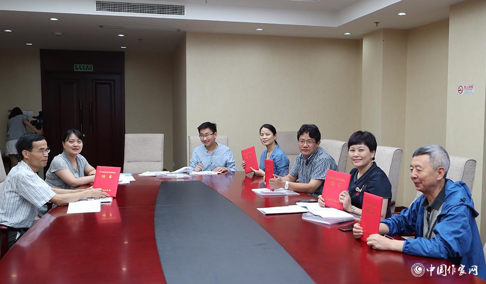 7月24日，全體會議結(jié)束后，綜合二組召開小組會議