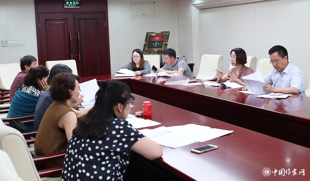 7月24日，全體會議結(jié)束后，綜合一組召開小組會議