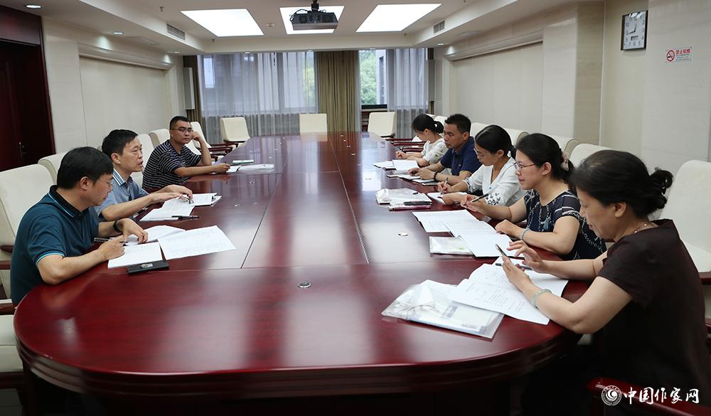 7月24日，全體會議結(jié)束后，小說二組召開小組會議